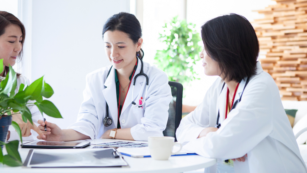 介護機関との連携を話し合う医師